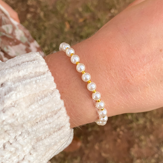 Elegant Pearls Bracelet (Dainty)